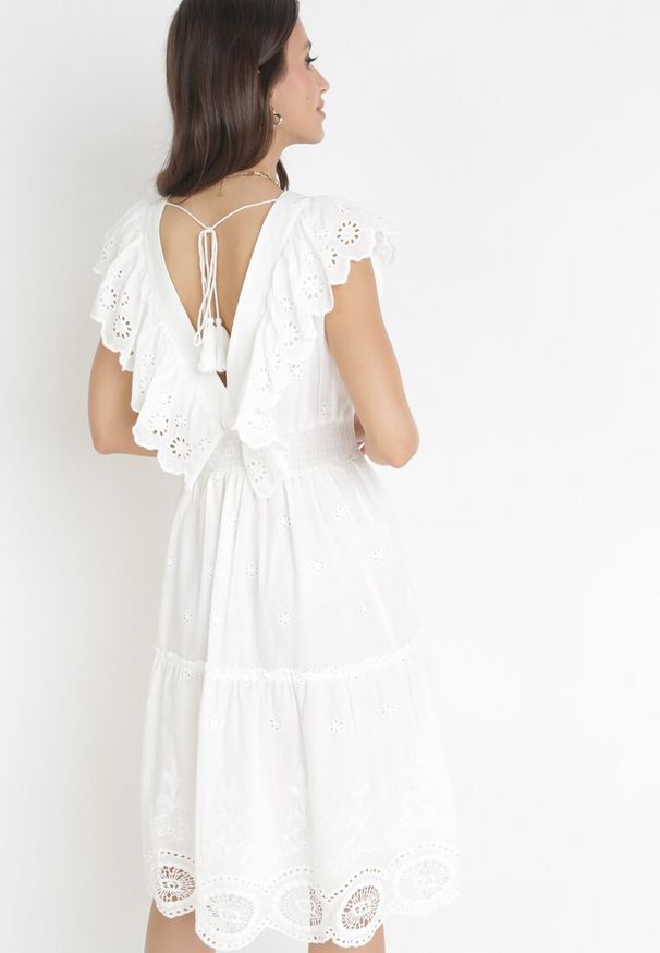 Born2be - Biała Rozkloszowana Sukienka Midi Euphina. Kolor: biały. Materiał: koronka. Wzór: aplikacja, haft. Długość: midi