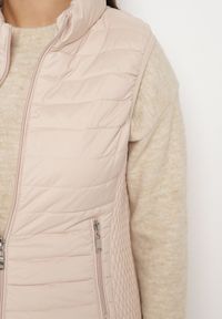 Born2be - Beżowa Kamizelka amizelka ze Stójką i Zasuwanymi Kieszeniami Lorenith. Typ kołnierza: kołnierzyk stójkowy. Kolor: beżowy. Materiał: jeans. Styl: elegancki #3