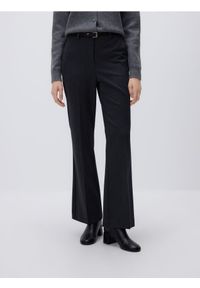 Reserved - Spodnie flare z paskiem - jasnoszary. Kolor: szary. Materiał: wiskoza, tkanina