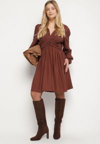 Born2be - Brązowa Rozkloszowana Sukienka z Marszczeniem w Talii i Dekoltem w Serek Salindea. Okazja: na co dzień. Typ kołnierza: dekolt w serek. Kolekcja: plus size. Kolor: brązowy. Długość rękawa: długi rękaw. Typ sukienki: dla puszystych. Styl: casual, elegancki #6