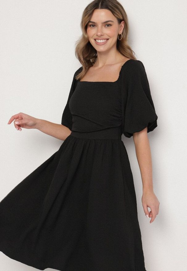 Born2be - Czarna Sukienka o Rozkloszowanym Kroju z Bufiastymi Rękawami Maradora. Okazja: na co dzień. Typ kołnierza: dekolt kwadratowy. Kolor: czarny. Styl: casual
