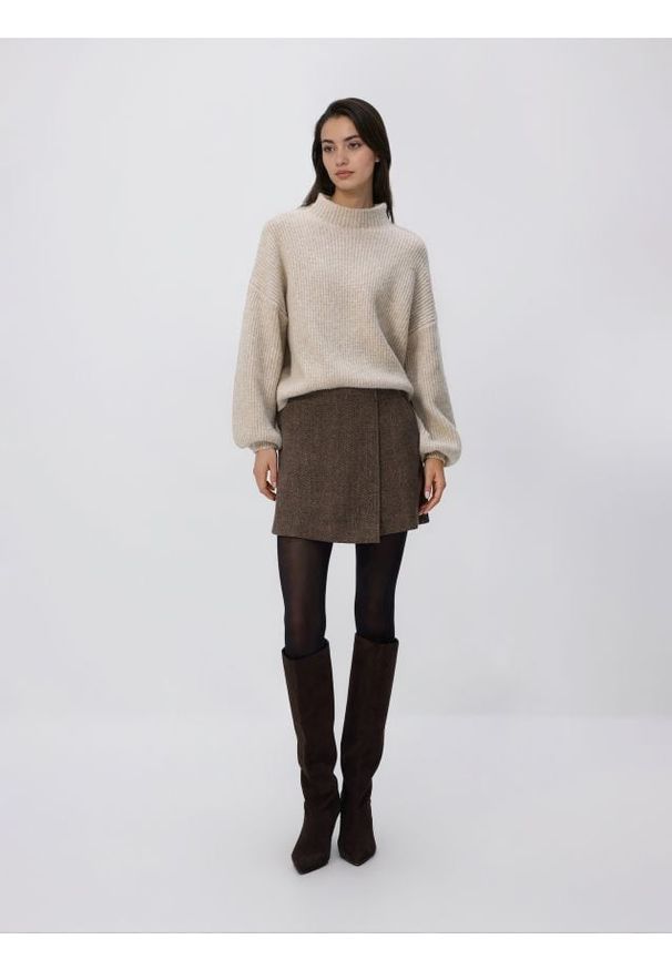 Reserved - Sweter z bufiastymi rękawami - beżowy. Kolor: beżowy. Materiał: dzianina, wełna