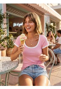 Sinsay - Prążkowana koszulka z kontrastową lamówką - różowy. Kolor: różowy. Materiał: prążkowany #1