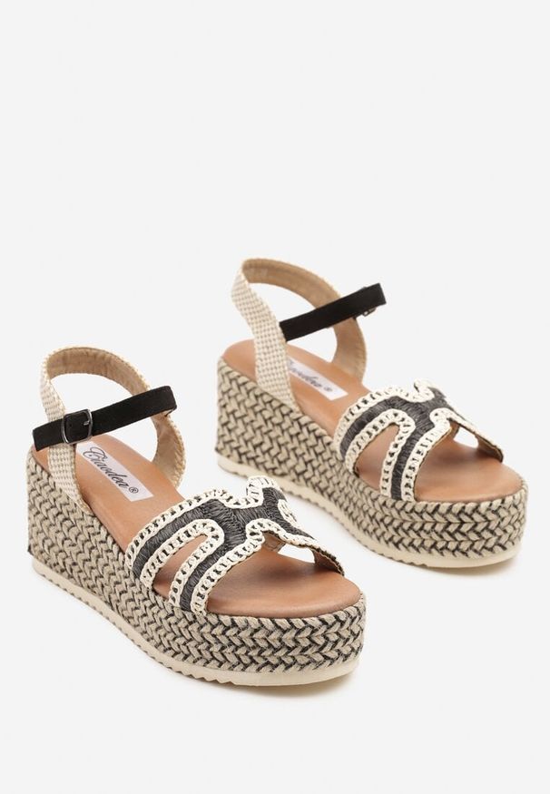Renee - Czarne Sandały w Stylu Boho na Plecionym Koturnie Galtia. Okazja: na plażę, na spacer. Zapięcie: sprzączka. Kolor: czarny. Obcas: na koturnie. Styl: boho