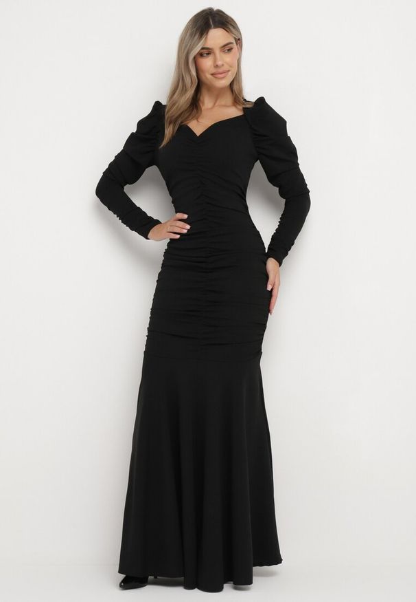 Born2be - Czarna Sukienka Maxi z Marszczeniem Marabela. Kolor: czarny. Długość: maxi