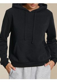 Sinsay - Dresowa bluza hoodie z kieszenią - czarny. Kolor: czarny. Materiał: dresówka