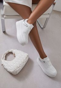Renee - Biało-Srebrne Sneakersy Vices na Platformie z Tłoczonym Napisem ze Sznurowaniem Eanneth. Okazja: na co dzień, na spacer. Kolor: biały. Wzór: napisy. Obcas: na platformie. Sport: turystyka piesza