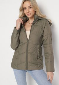 Born2be - Ciemnozielona Kurtka z Pikowanymi Przeszyciami i Odpinanym Kapturem Felanwen. Okazja: na co dzień. Kolor: zielony. Materiał: jeans. Styl: casual, elegancki, sportowy #3