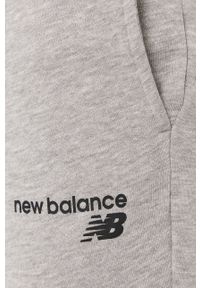 New Balance Spodnie męskie kolor szary gładkie. Kolor: szary. Wzór: gładki