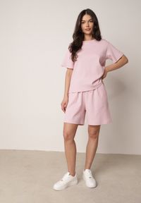 Born2be - Różowe Bawełniane Szorty Dresowe w Drobne Paseczki Wiązane na Sznurki Loregune. Okazja: do domu, na co dzień. Kolor: różowy. Materiał: bawełna, dresówka. Długość: krótkie. Wzór: gładki. Styl: elegancki, klasyczny, casual #2