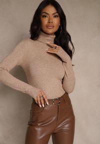 Renee - Beżowy Golf z Bawełną w Klasycznym Stylu Reiredia. Typ kołnierza: golf. Kolor: beżowy. Materiał: bawełna. Styl: klasyczny #1