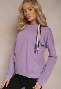Renee - Jasnofioletowa Bawełniana Bluza z Sznurkami i Kapturem Tyche. Typ kołnierza: kaptur. Kolor: fioletowy. Materiał: bawełna. Wzór: kolorowy