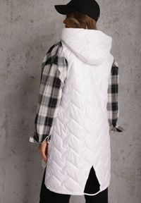 Renee - Biała Długa Pikowana Kamizelka z Kapturem i Ozdobną Naszywką Mentape. Typ kołnierza: kaptur. Kolor: biały. Długość: długie. Wzór: aplikacja. Styl: sportowy #3