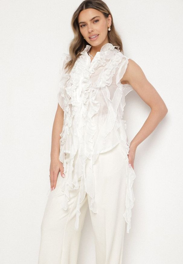 Born2be - Biała Koszula z Ozdobnymi Falbanami Adoria. Kolor: biały. Sezon: wiosna, lato. Styl: elegancki, klasyczny