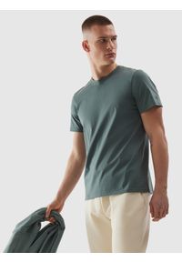4f - T-shirt regular z nadrukiem męski - khaki. Okazja: na co dzień. Kolor: oliwkowy, brązowy, wielokolorowy. Materiał: bawełna, dzianina, jersey. Długość rękawa: krótki rękaw. Długość: krótkie. Wzór: nadruk. Styl: casual, klasyczny, sportowy #1
