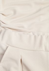 Renee - Jasnobeżowy Komplet Bluzka z Poduszkami w Ramionach i Proste Spodnie z Gumką w Pasie Divanes. Kolor: beżowy #8