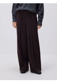 Reserved - Spodnie wide leg z kantem - ciemnobrązowy. Kolor: brązowy. Materiał: wiskoza, tkanina