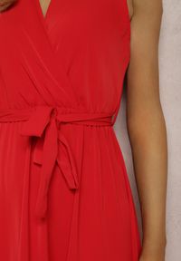 Renee - Czerwona Sukienka Nikora. Kolor: czerwony. Materiał: materiał, tkanina. Długość rękawa: bez rękawów. Wzór: jednolity, gładki. Typ sukienki: kopertowe. Styl: elegancki #2