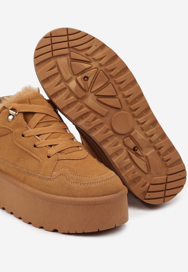 Renee - Brązowe Sneakersy Stylizowane na Śniegowce Ozdobione Futerkiem Maviena. Nosek buta: okrągły. Zapięcie: sznurówki. Kolor: brązowy. Materiał: futro. Wzór: aplikacja. Sezon: zima. Obcas: na obcasie. Wysokość obcasa: niski
