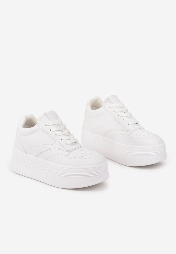 Renee - Białe Sznurowane Sneakersy Vices na Platformie z Metalicznymi Paskami Neliawen. Nosek buta: okrągły. Zapięcie: pasek. Kolor: biały. Materiał: jeans. Obcas: na platformie