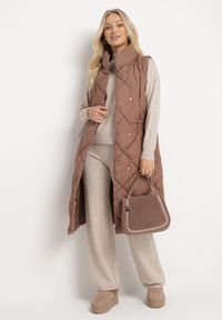 Born2be - Ciemnobrązowa Pikowana Kamizelka o Długim Kroju ze Stójką i Kieszeniami Avatheia. Okazja: na co dzień. Typ kołnierza: kołnierzyk stójkowy. Kolor: brązowy. Materiał: jeans. Długość: długie. Wzór: aplikacja. Styl: casual, klasyczny, elegancki #2