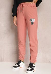 Renee - Ciemnoróżowe Spodnie Dresowe Caeista. Kolor: różowy. Materiał: dresówka. Wzór: aplikacja #3