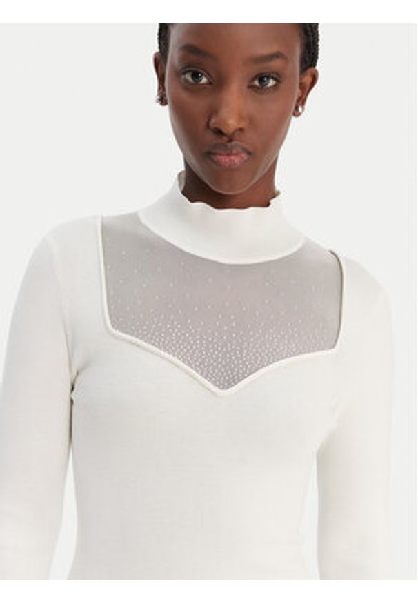 Guess Jeans Sukienka dzianinowa W6RK61 Z4842 Biały Regular Fit. Kolor: biały. Materiał: syntetyk