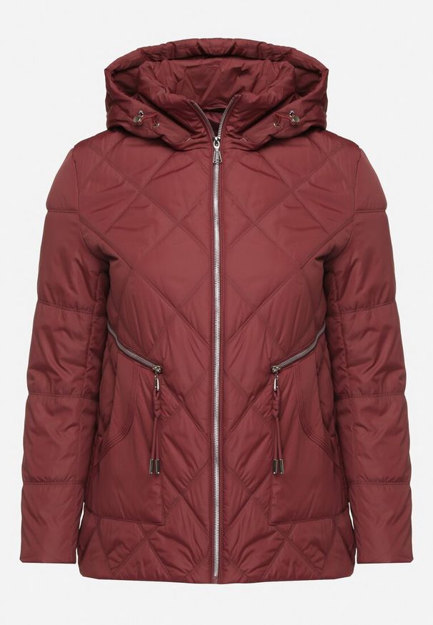 Born2be - Czerwona Pikowana Kurtka z Kapturem i Ozdobnymi Suwakami Carnaye. Okazja: na co dzień, na spacer. Typ kołnierza: kaptur. Kolekcja: plus size. Kolor: czerwony. Materiał: jeans. Styl: elegancki, sportowy, casual