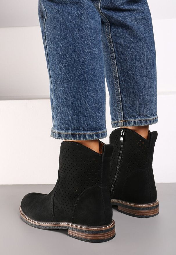 Born2be - Czarne Botki z Ażurową Cholewką i Skórzaną Wkładką Tinalei. Okazja: na co dzień. Kolor: czarny. Materiał: skóra. Szerokość cholewki: normalna. Wzór: ażurowy. Styl: casual, elegancki, klasyczny