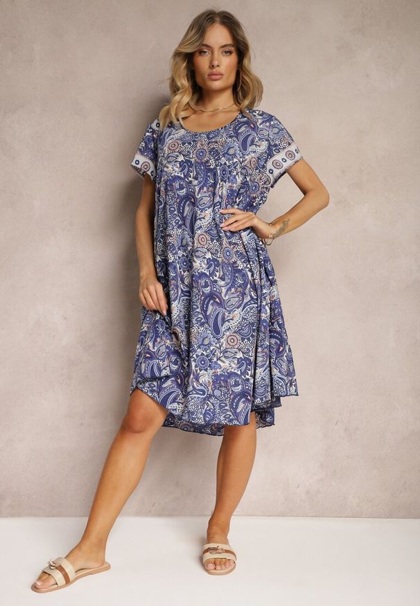 Renee - Granatowa Sukienka Boho z Wiskozy z Cienkim Paskiem w Talii Rivasea. Kolor: niebieski. Materiał: wiskoza. Długość rękawa: krótki rękaw. Wzór: paisley. Typ sukienki: rozkloszowane. Styl: boho