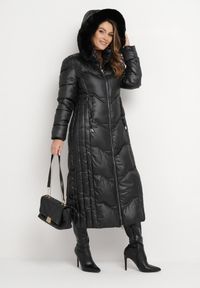 Born2be - Czarna Pikowana Kurtka Maxi Płaszcz z Ozdobnym Marszczeniem i Futerkiem Estenous. Okazja: na co dzień. Kolor: czarny. Materiał: futro. Wzór: aplikacja. Sezon: zima. Styl: elegancki, casual, klasyczny #3