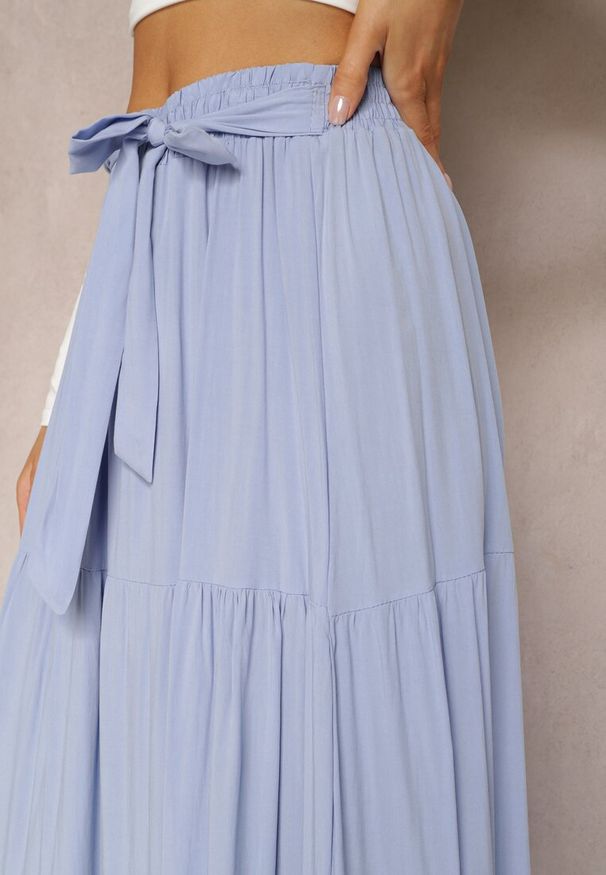 Renee - Jasnoniebieska Rozkloszowana Spódnica Maxi z Wiskozy z Materiałowymi Paskami Wintelis. Okazja: do pracy. Kolor: niebieski. Materiał: wiskoza, materiał. Wzór: paski. Styl: elegancki