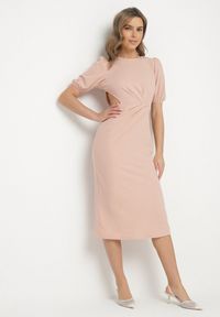 Born2be - Różowa Sukienka o Dopasowanym Kroju z Marszczeniem i Wycięciem w Talii Desannia. Okazja: na co dzień. Kolor: różowy. Długość rękawa: krótki rękaw. Typ sukienki: dopasowane. Styl: casual, klasyczny #7