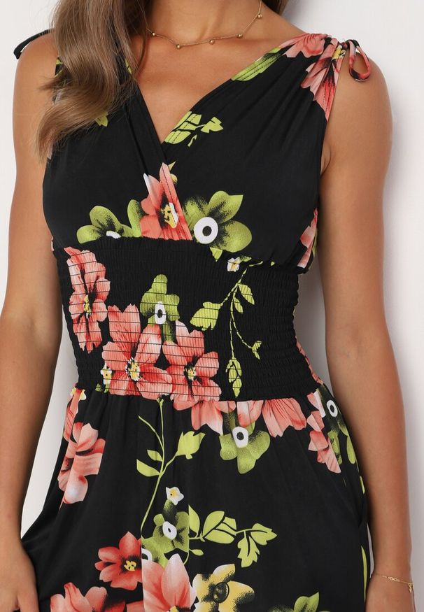Born2be - Czarny Kombinezon w Kwiaty z Trójkątnym Dekoltem i Troczkami na Ramionach Benan. Okazja: na co dzień. Kolor: czarny. Wzór: kwiaty. Styl: casual, elegancki