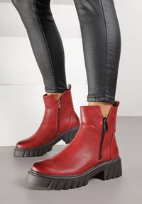 Born2be - Czerwone Botki do Kostki na Tłoczonej Podeszwie Zdobione Suwakiem Vodvire. Okazja: na co dzień. Kolor: czerwony. Materiał: jeans. Wzór: aplikacja. Styl: klasyczny, casual, elegancki