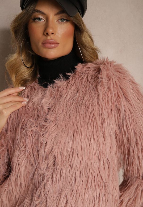 Renee - Różowa Futerkowa Kurtka o Prostym Kroju z Zapięciem na Haftki Sialithiel. Okazja: na imprezę, na co dzień. Kolor: różowy. Styl: klasyczny, casual, elegancki