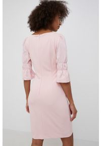 DKNY - Dkny Sukienka kolor różowy mini dopasowana. Kolor: różowy. Długość rękawa: krótki rękaw. Typ sukienki: dopasowane. Długość: mini #5