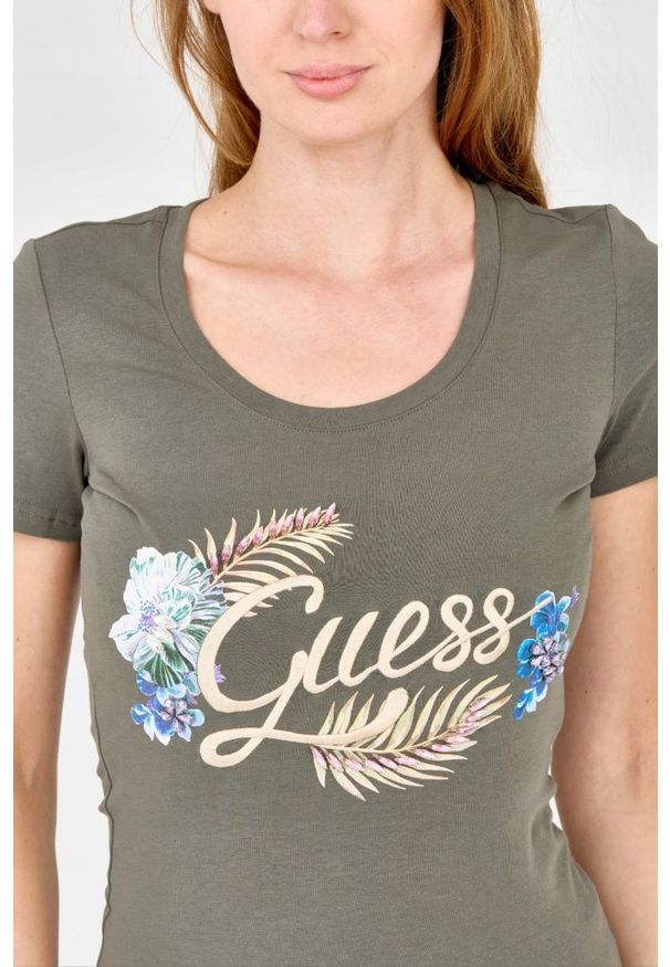 Guess - GUESS Damski zielony t-shirt ze zdobionym logo. Kolor: zielony. Materiał: bawełna. Wzór: aplikacja