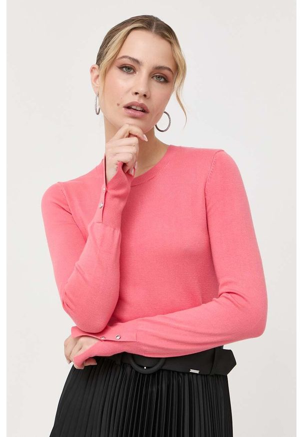 Guess sweter damski kolor różowy lekki. Okazja: na co dzień. Kolor: różowy. Materiał: materiał, dzianina, wiskoza. Długość rękawa: długi rękaw. Długość: długie. Styl: casual