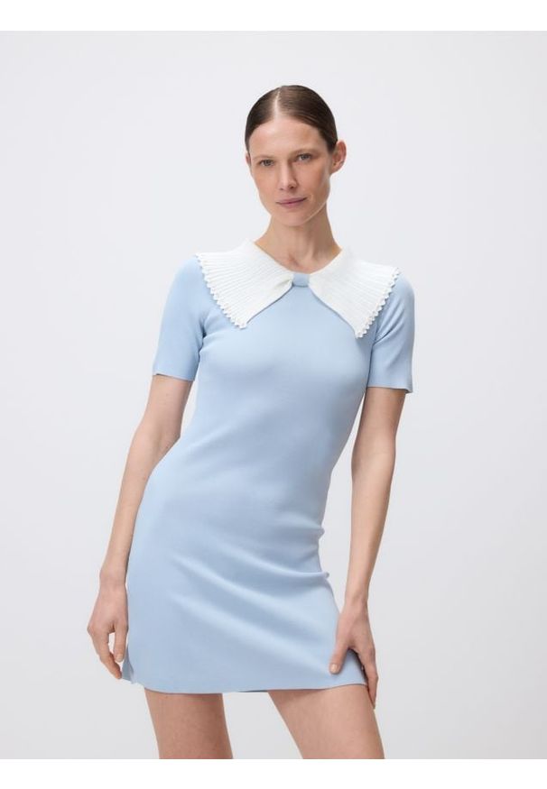Reserved - Sukienka z ozdobnym kołnierzem - jasnoniebieski. Kolor: niebieski. Materiał: wiskoza, dzianina