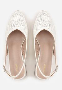 Born2be - Białe Czółenka VICES z Drobną Perforacją na Słupku ze Sprzączką Harellenne. Okazja: na co dzień, do pracy, na spotkanie biznesowe. Zapięcie: sprzączka. Kolor: biały. Materiał: jeans. Szerokość cholewki: normalna. Obcas: na słupku. Styl: klasyczny, casual, biznesowy. Wysokość obcasa: średni #9