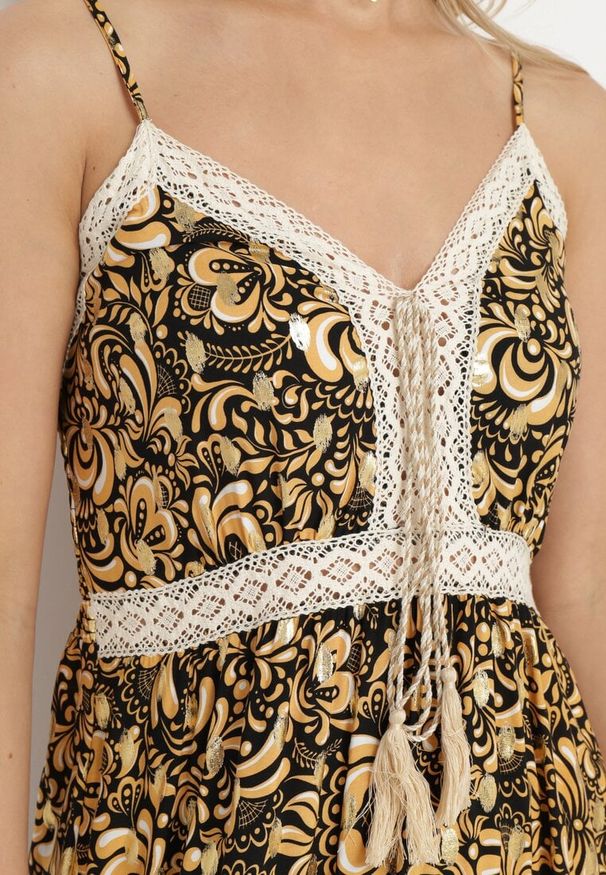 Born2be - Czarno-Żółta Rozkloszowana Sukienka z Bawełny na Cienkich Ramiączkach z Gumką w Pasie i Haftem Xuretta. Okazja: na spacer, na imprezę. Typ kołnierza: dekolt w kształcie V. Kolor: czarny. Materiał: bawełna. Długość rękawa: na ramiączkach. Wzór: haft. Sezon: lato. Styl: boho