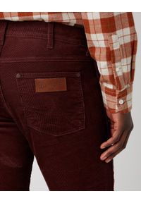 Wrangler - WRANGLER GREENSBORO MĘSKIE SPODNIE MATERIAŁOWE DAHLIA W15QLMH45. Materiał: materiał