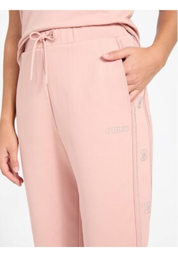 Guess Spodnie materiałowe 179778 Różowy Slim Fit. Kolor: różowy. Materiał: materiał