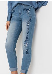 bonprix - Dżinsy slim fit, ze średnim stanem, krótsza nogawka. Kolor: niebieski. Długość: krótkie. Wzór: haft #2