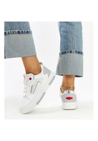 Białe sneakersy damskie Cross Jeans. Okazja: na co dzień. Nosek buta: okrągły. Kolor: biały. Materiał: materiał, guma #4