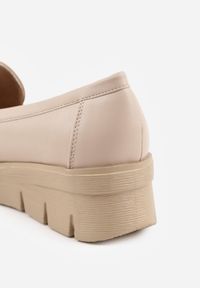 Born2be - Beżowe Półbuty w Stylu Mokasynów na Koturnie ze Skórzaną Wkładką z Ozdobnym Paskiem Rieva. Okazja: na spotkanie biznesowe, na co dzień. Zapięcie: pasek. Kolor: beżowy. Materiał: skóra. Obcas: na koturnie. Styl: elegancki, biznesowy, casual. Wysokość obcasa: średni #6