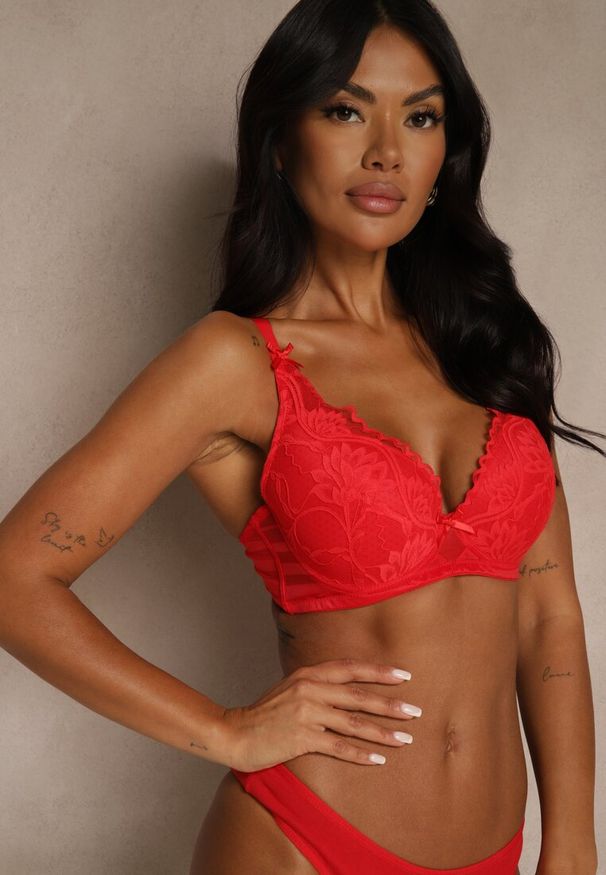 Renee - Czerwony Biustonosz Ozdobiony Koronką i Kokardkami Sellene. Kolor: czerwony. Materiał: koronka. Wzór: aplikacja, koronka