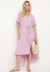 Born2be - Fioletowa Sukienka Pudełkowa z Materiałowym Paskiem i Falbanką Dimovas. Typ kołnierza: dekolt w kształcie V. Kolor: fioletowy. Materiał: materiał #1