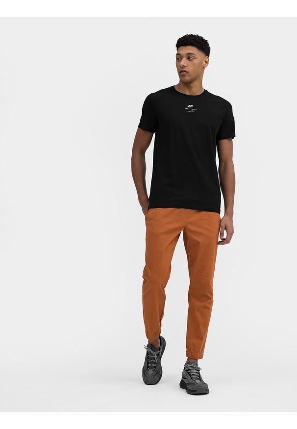 4f - Spodnie casual joggery męskie. Kolor: brązowy. Materiał: tkanina, elastan, bawełna